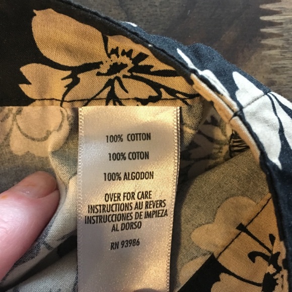 Casual Corner Black and Tan floral capris; Sz 2P - Picture 6 of 9